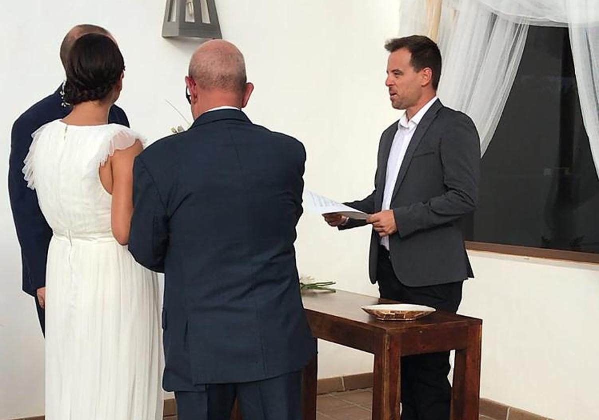 David Fajardo, concejal de Medio Ambiente y Turismo del Ayuntamiento y artífice de la ordenanza reguladora de la celebración de bodas, casa a una pareja en un villa de Lajares.