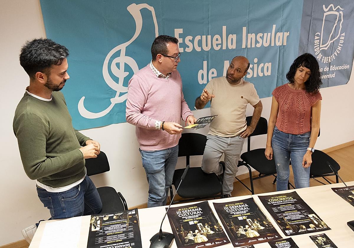 El consejero de Educación, Adargoma Hernández, con Javier Santos, director de la Escuela Insular de Música, entre otros docentes.