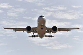 Imagen de archivo de un avión sobrevolando el aeropuerto de Gran Canaria.