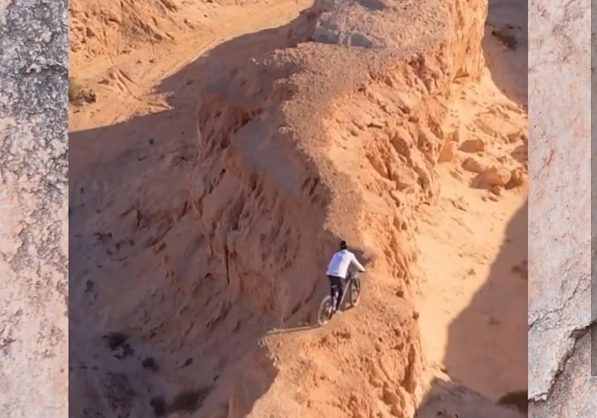 El ciclista pasa por encima de las paleodunas del barranco de los Encantados y lo cuelga en sus redes sociales.