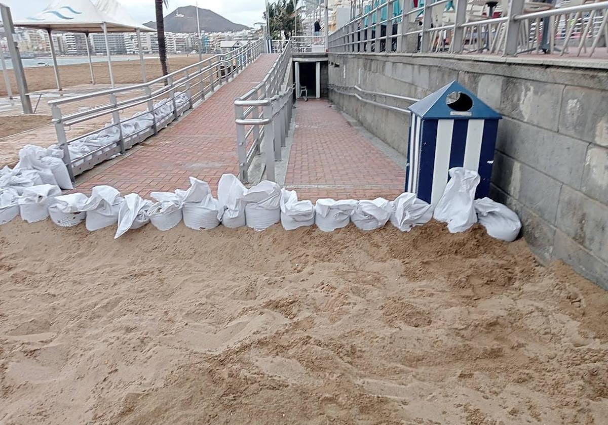 Se han dispuesto sacos llenos de arena en accesos al arenal.