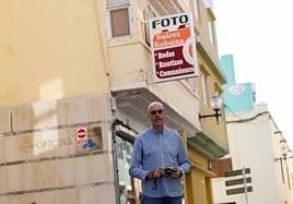 Miguel Ángel Suárez, hijo de uno de los fundadores, mantiene el legado de Foto Suárez Robaina en Telde.