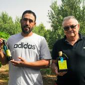 Luis Hernández y su ayudante Mohamed, en la finca de Teguerey, en Tiscamanita.
