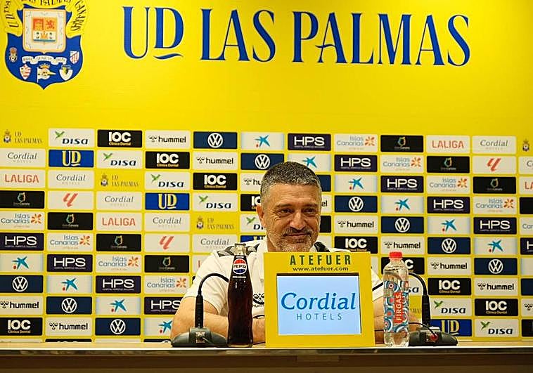 El entrenador del equipo amarillo en una rueda de prensa.