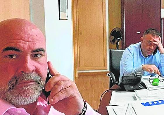 En la foto, hecha por Antonio Navarro el día de la grabación, se puede ver a este, conocido como el Mediador en el caso del mismo nombre, con Conrado Domínguez.