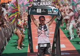 Raul Butaci celebra el triunfo enla Classic de The North Face Transgrancanaria.