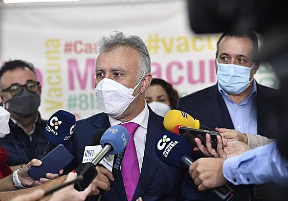 En primer plano, Ángel Víctor Torres, y detrás Conrado Domínguez y Blas Trujillo, en Infecar. j