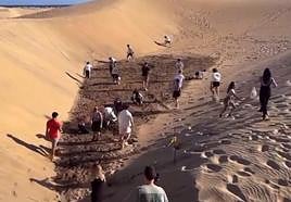 Parte de los jóvenes que participaron en la búsqueda del dinero en las Dunas de Maspalomas.