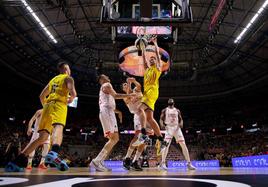 El pívot norteamericano Ben Lammers machaca el aro del Valencia Basket en la Copa del Rey de Málaga.