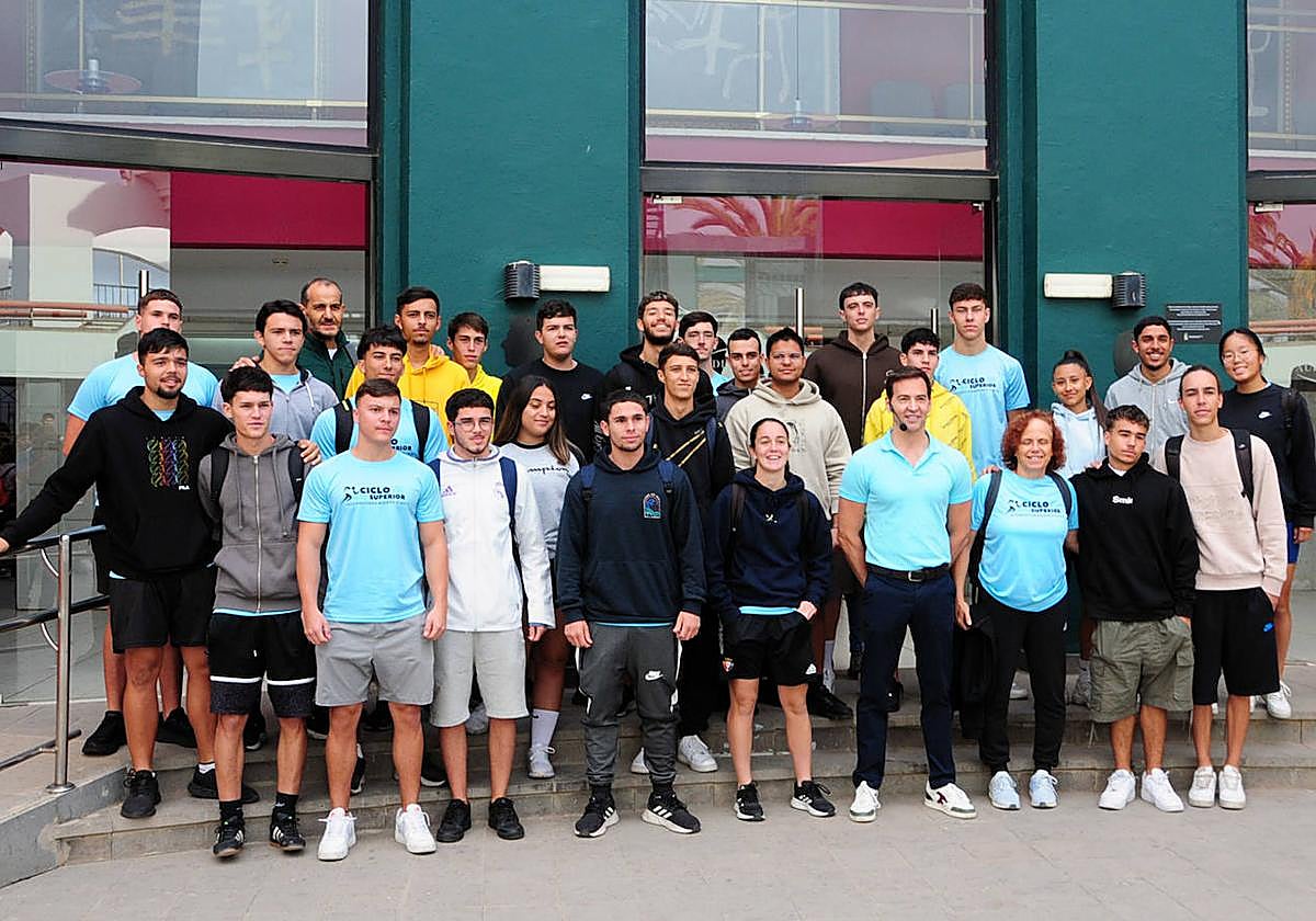 David Meca posó con un grupo de escolares.