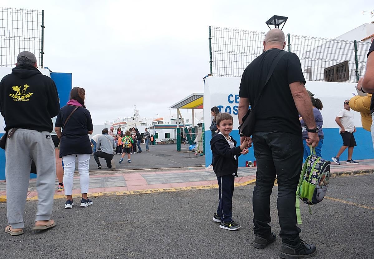 Eiden, de la mano de su padre, Harold Rodríguez.