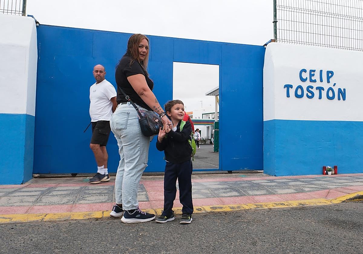 Laia Rodríguez y su hijo Eiden, antes de entrar al colegio en su primer día con la profesional sanitaria.