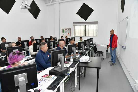 Los 17 alumnos del curso de formación para conducir vehículos pesados en las instalaciones de la autoescuela Reyes, en Tamaraceite.