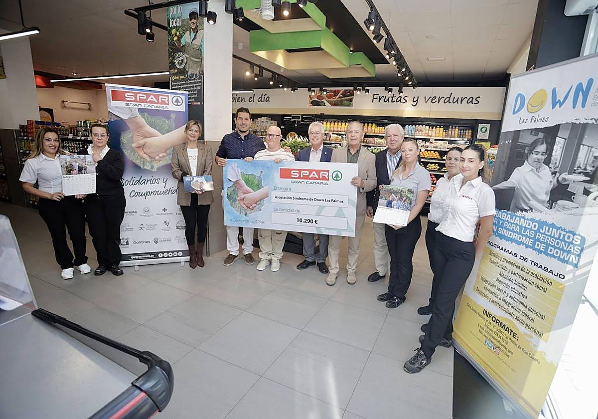 Entrega del cheque solidario en SPAR Las Majoreras.