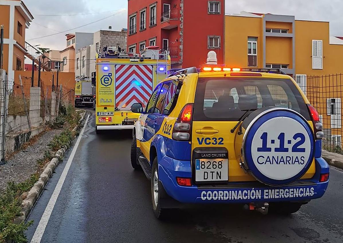 Imagen secundaria 1 - El incendio en un edificio de Arucas deja tres heridos, dos graves y un bombero leve