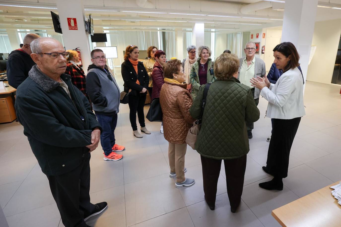 La visita del Centro de adultos La Herradura a CANARIAS7, en imágenes