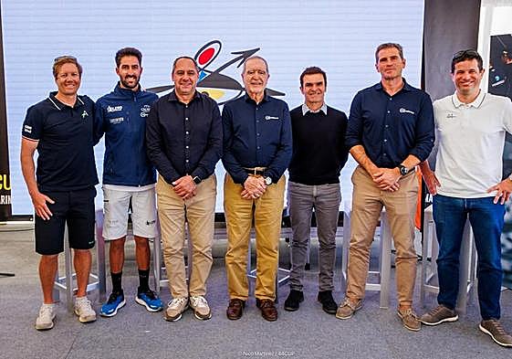 Foto de familia durante la presentación del acto, ayer en Puerto Calero.