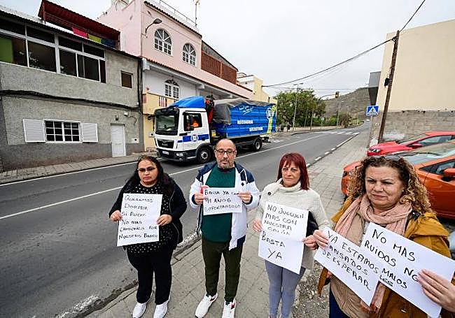 Vecinos de Hoya de La Plata se quejan por el ruido y malos olores de los camiones.