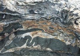Carbonatitas (blancas) y rocas asociadas en la costa de barlovento de Puerto del Rosario, que es uno de los Lugares de Interés Geológico (LIG) que el Instituto Geológico y Minero de España cataloga en su inventario.