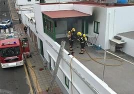 Los bomberos sofocando las llamas en el incendio.
