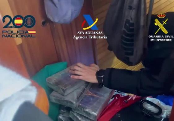 Interceptan un narcovelero con 200 kilos de cocaína rumbo a Canarias