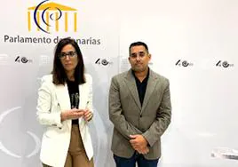 Natalia Santana con Yoné Caraballo, este jueves en el Parlamento regional.