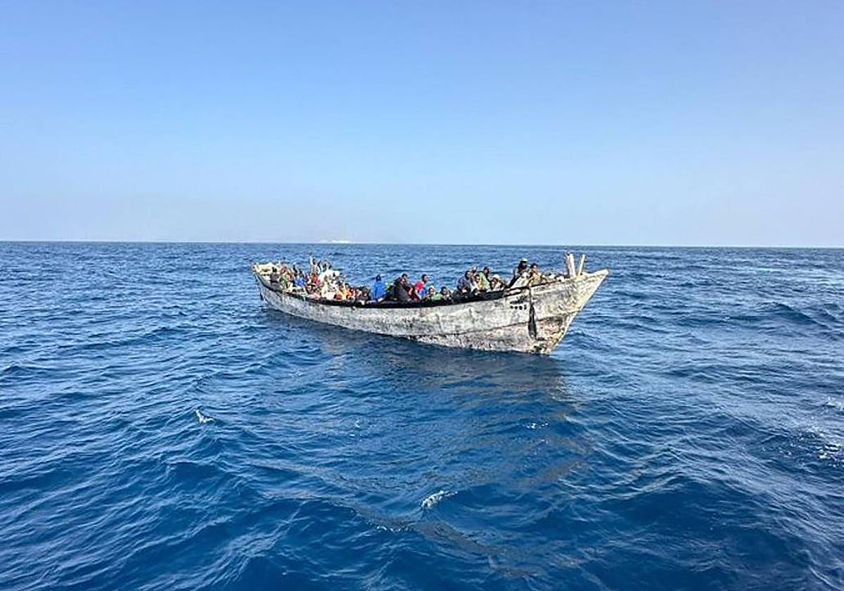 Rescatan un cayuco con 43 migrantes en aguas próximas a El Hierro