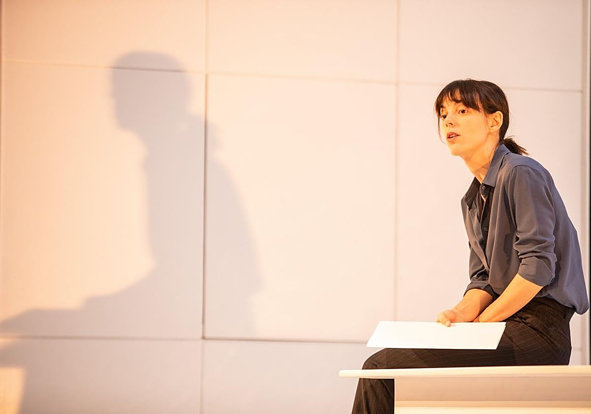 La actriz Vicky Luengo, en la piel de Tessa, en una escena de 'Prima Facie'.