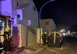 Bomberos sofocando un incendio de contenedores en el barrio capitalino de Altavista, en diciembre.