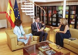 La diputada de CC, Cristina Valido, con Pedro Sánchez y la ministra Montero, durante los contactos previos a la firma del acuerdo de investidura.