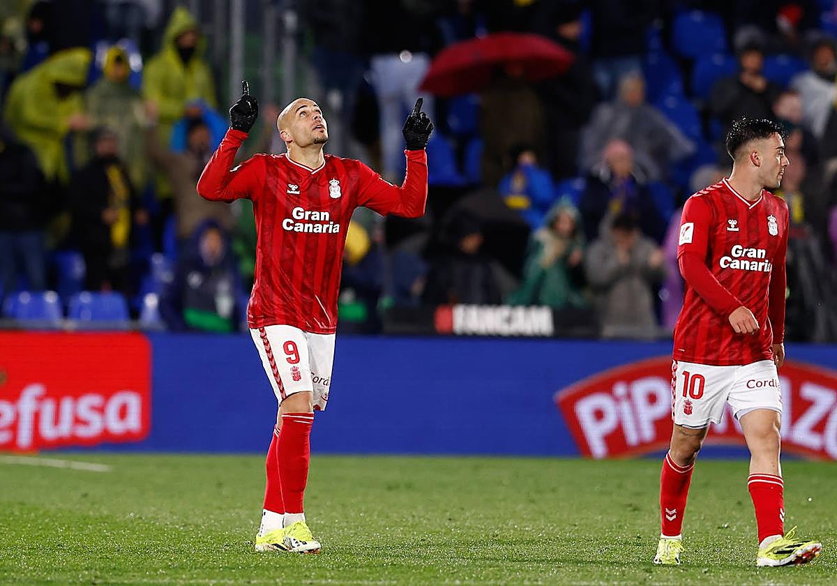 Sandro, manos señalando al cielo, tras su gol ante el Getafe.