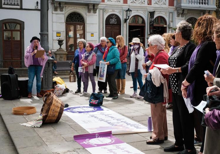Lectura de un manifiesto a las puertas de la catedral de Santa Ana.