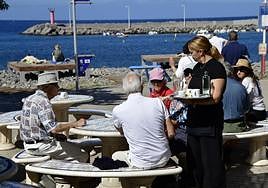 Imagen de turistas en la isla de Gran Canaria, ayer.