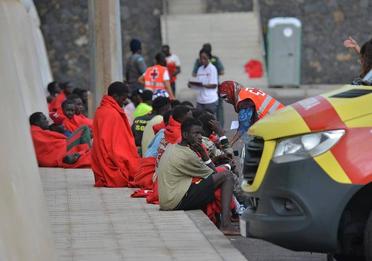 Grupo de migrantes rescatado por Salvamento Marítimo cerca de El Hierro.
