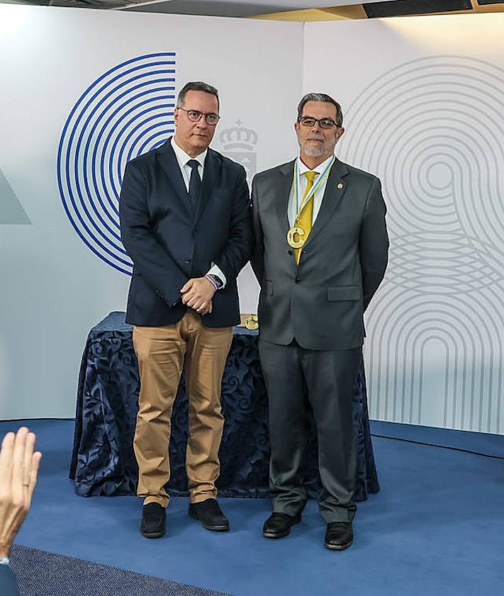 Imagen secundaria 2 - Imagen de los galardonados en el momento de recoger su premio.