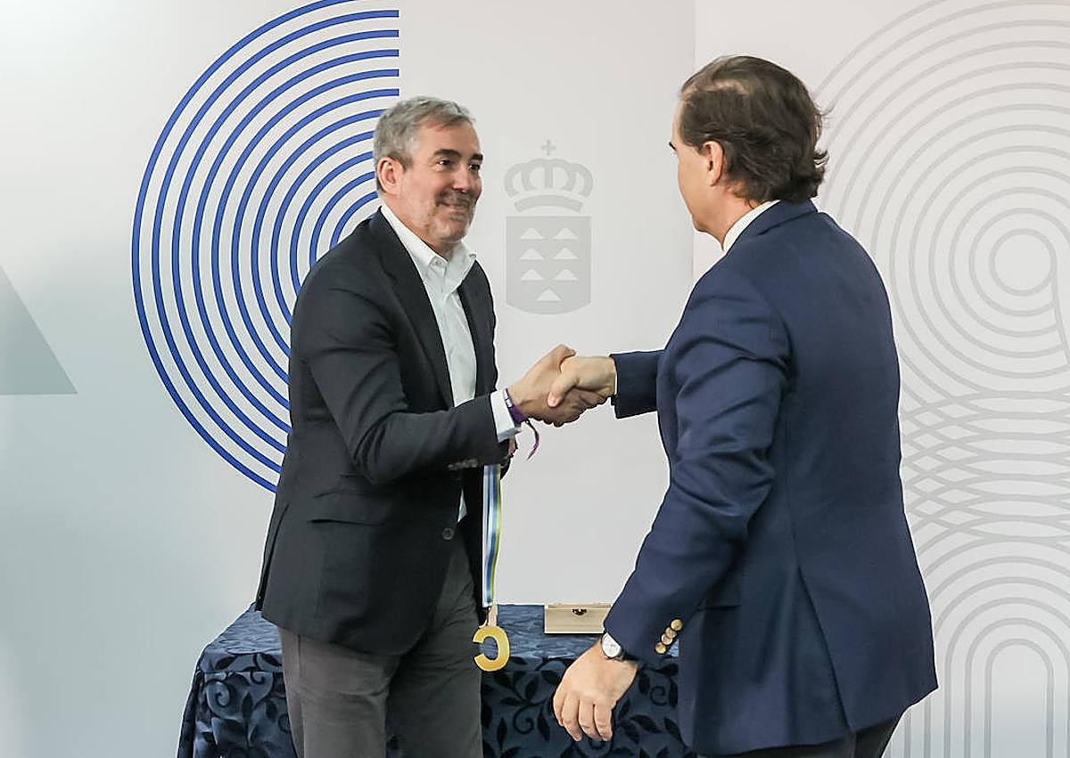 Imagen secundaria 1 - Imagen de los galardonados en el momento de recoger su premio.