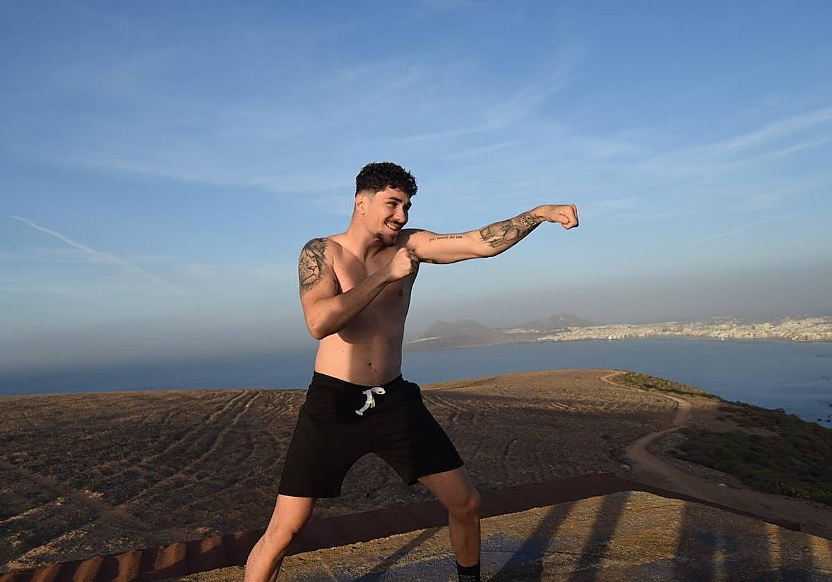 Fran Valdivia, en pleno entrenamiento con Las Canteras al fondo.