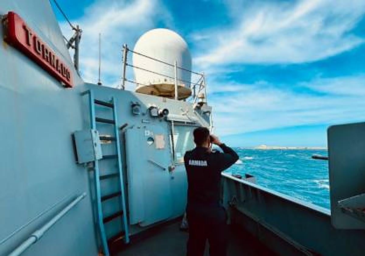 El buque de acción marítima 'Tornado' realizando vigilancia marina.