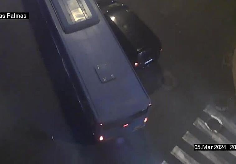 Imagen del accidente entre una guagua y un turismo en la capital grancanaria.