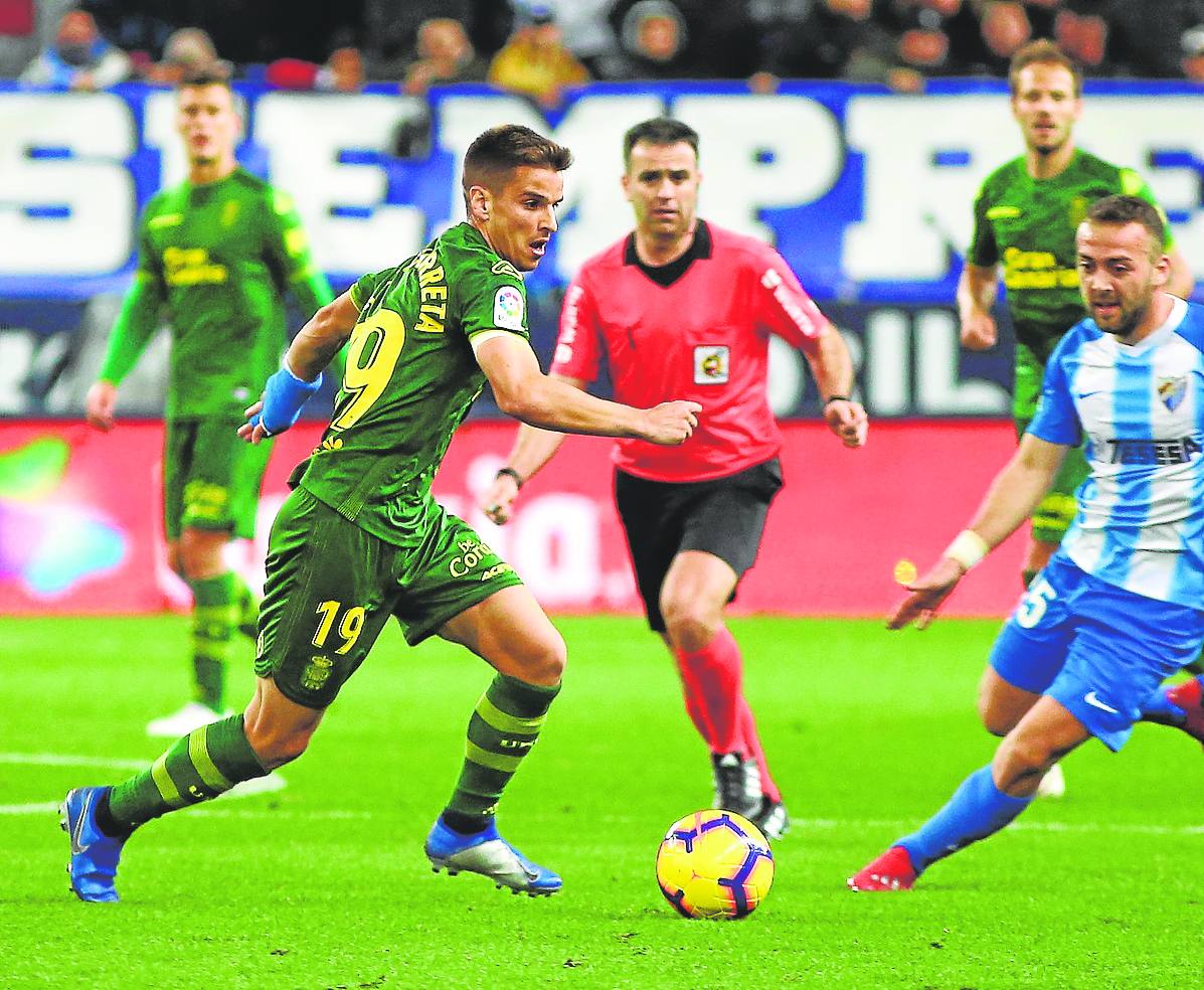 Galarreta, con la UD, frente al Málaga en La Rosaleda.