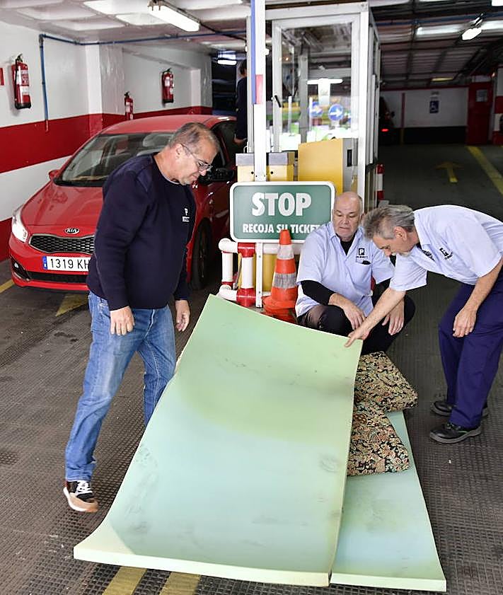 Imagen secundaria 2 - Los trabajadores explican la situación que viven. 
