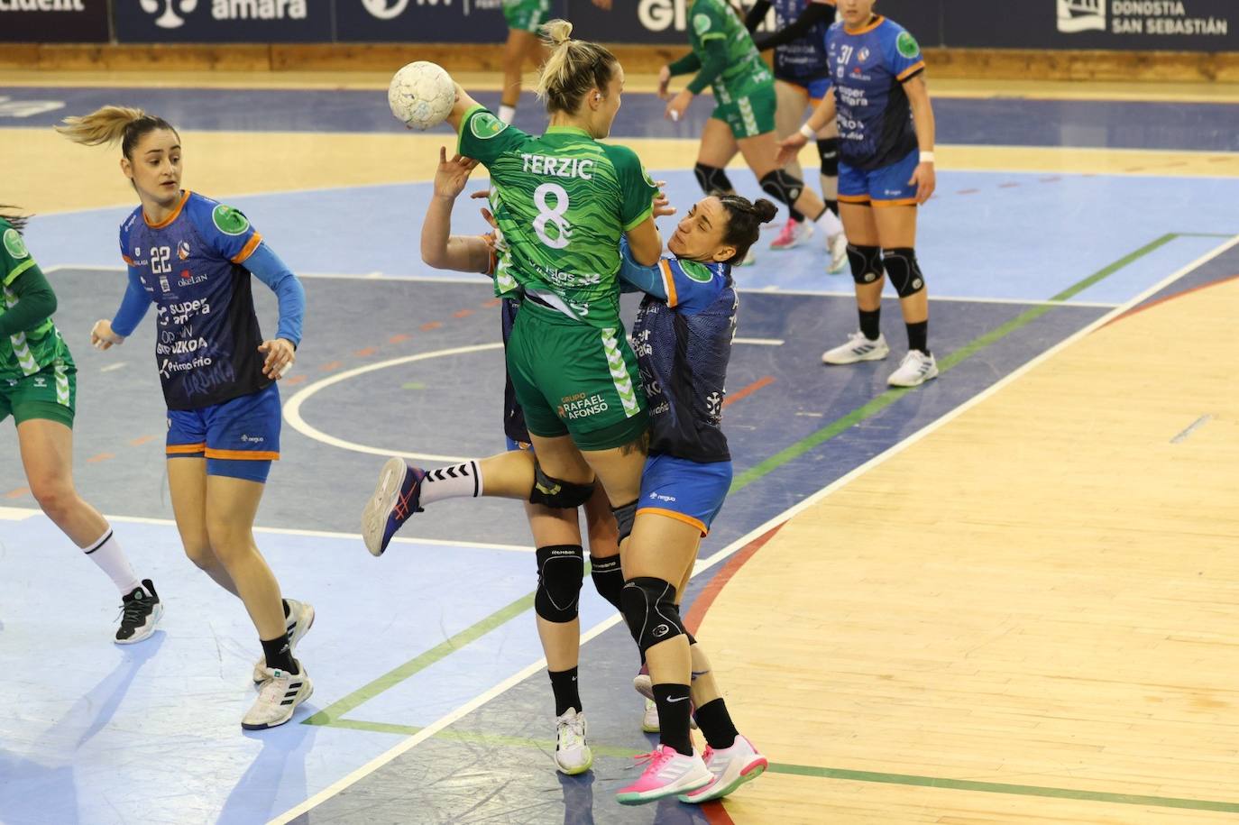 Terzic, entre dos rivales.