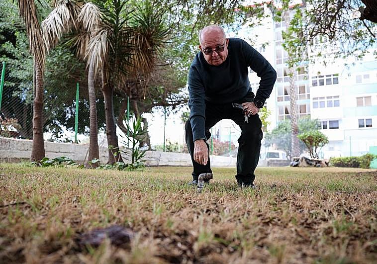 Marrero señala una boca de riego de la instalación de los jardines, que dice puso el Ayuntamiento.
