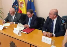 Firma entre Luis Planas (centro) y Francisco Rodríguez Mulero; con Alsemo Pestana de testigo.