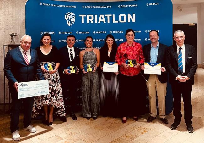 Raquel González (2i), junto al resto de galardonados en la gala anual de la Federación Europea de Triatlón.