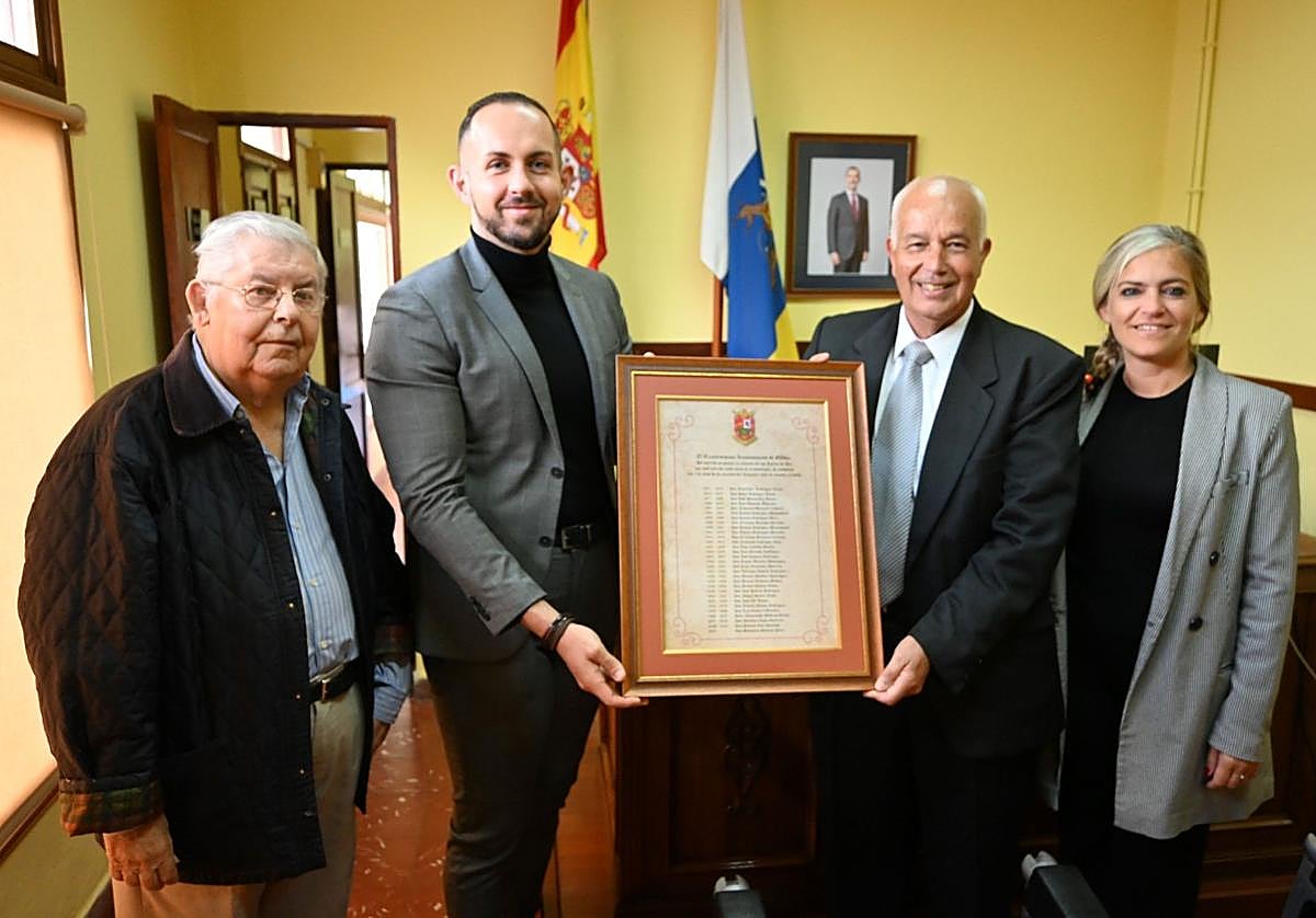 Pascual Ruiz, Julio Mateo, Sebastián Santana y Bárbara Montesdeoca, en el Juzgado de Paz de Gáldar.