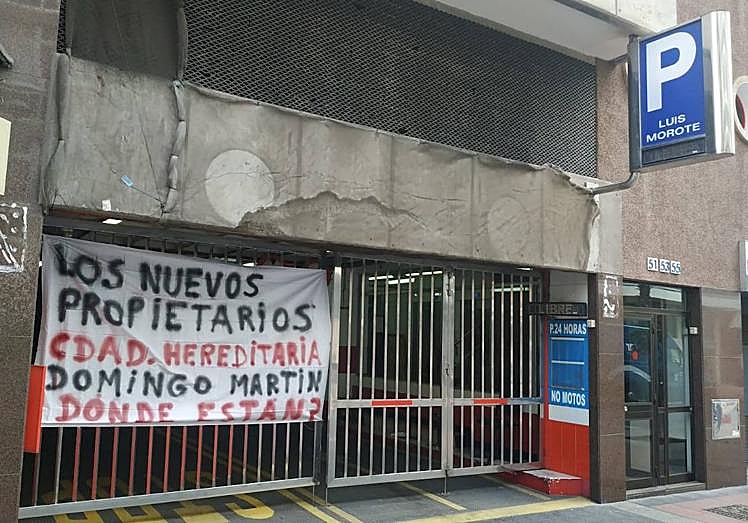 Imagen de la pancarta colgada este jueves en el aparcamiento.