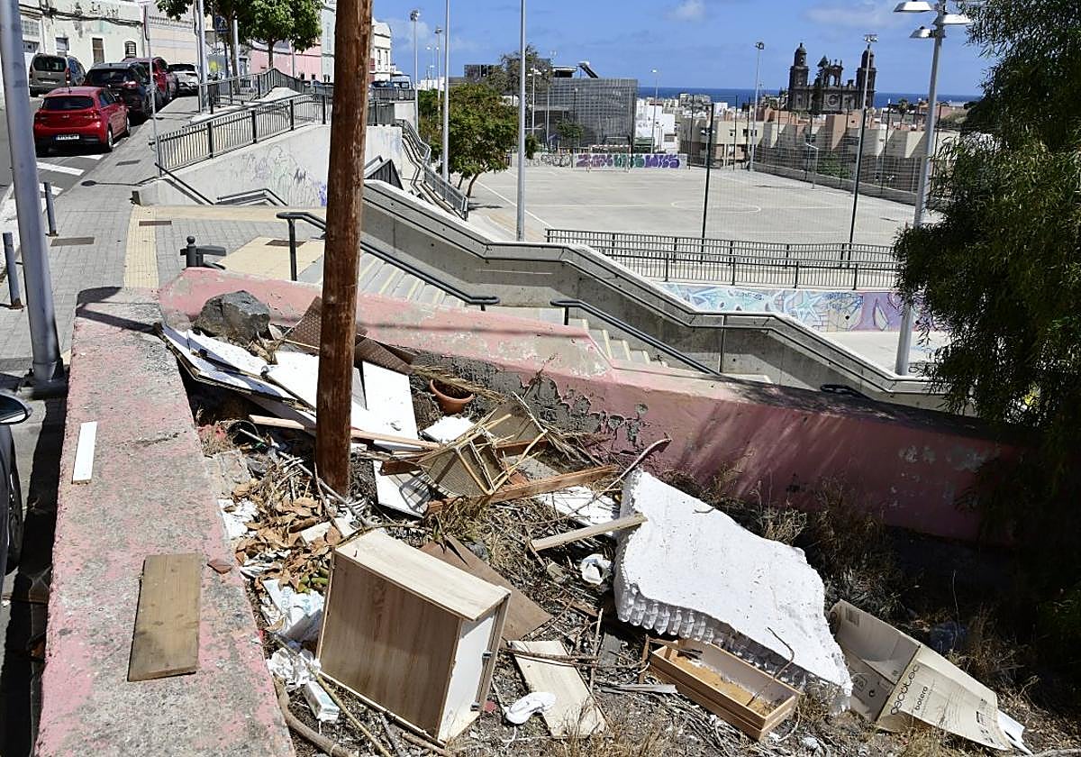 Los vecinos denuncian las grietas, redes rotas y falta de limpieza que presenta el parque urbano y su entorno.