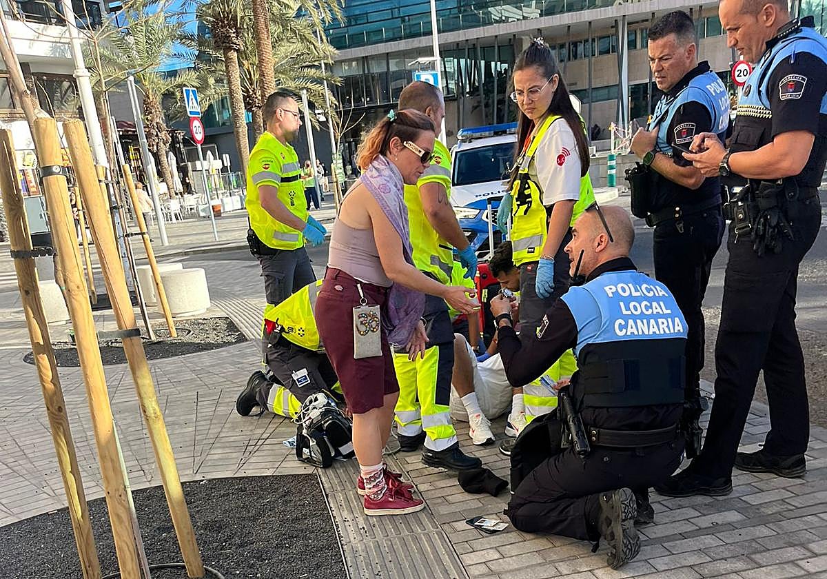 Imagen de los servicios de seguridad y emergencias atendiendo al varón herido tras sufrir una caída en su patinete.