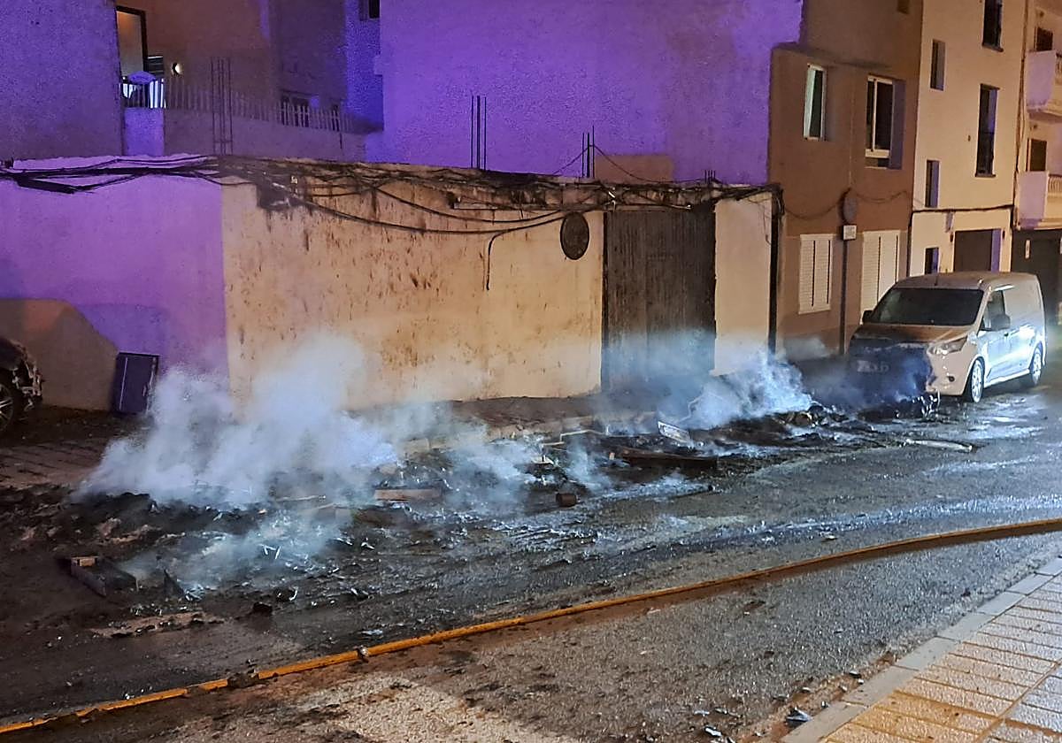 Material calcinado en una calle céntrica de Arrecife.
